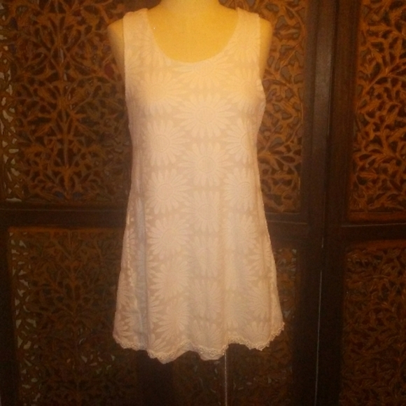 Alfani Dresses & Skirts - Alfoni White Sunburst Design Lined Dress